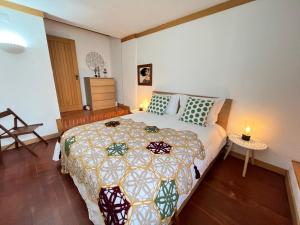 1 dormitorio con 1 cama grande en una habitación en California Beach Apartment by Trip2Portugal, en Sesimbra