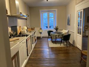 een keuken met een tafel en een eetkamer bij casalodge appartement de charme 145 M2 in Dinan