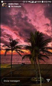 里約熱內盧的住宿－Cantinho da Alegria，海滩上的两棵棕榈树,日落