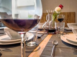 una copa de vino en una mesa de madera en Chaleureux appartement à deux pas du centre-ville de Castillon, de la Dordogne et proche Saint-Emilion, en Castillon-la-Bataille