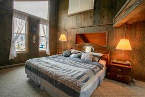 Ліжко або ліжка в номері Bayview Float Home on Lake Pend O'reille