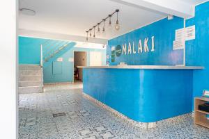 een blauwe muur in een kamer met een trap bij Ayenda Malaki in Medellín