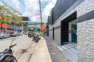 eine Gruppe von Motorrädern, die an der Straßenseite geparkt sind in der Unterkunft Ayenda Malaki in Medellín