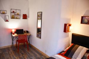 a bedroom with a desk with a laptop on a table at L'Aparté H24,Cosy,Port,Plage,Wifi,Netflix in La Seyne-sur-Mer