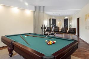 Biliardový stôl v ubytovaní Villa Arade Riverside - Jacuzzi and Heated Pool by SIDE VILLAS