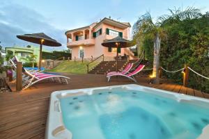 Swimming pool sa o malapit sa Villa Arade Riverside - Jacuzzi and Heated Pool by SIDE VILLAS