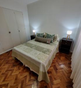1 dormitorio con 1 cama, 2 mesitas de noche y 2 lámparas en Amplio departamento en Barrio Norte en Buenos Aires
