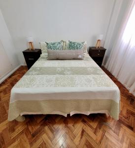 1 dormitorio con 1 cama grande y 2 mesitas de noche en Amplio departamento en Barrio Norte en Buenos Aires