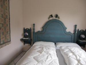een slaapkamer met een bed met een blauw hoofdeinde bij LUD-297-Godewind-Seeblick in Scharbeutz