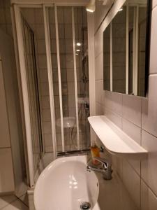 een badkamer met een wastafel, een toilet en een spiegel bij LUD-297-Godewind-Seeblick in Scharbeutz