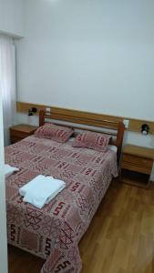 sypialnia z 2 łóżkami z czerwonymi i białymi kocami w obiekcie Los mirasoles w mieście Necochea