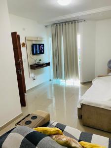 Un pat sau paturi într-o cameră la Apartamento Confortável de 3 Quartos com Garagem, Ar Condicionado e SKY
