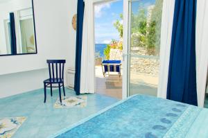 - une chambre avec un lit et une vue sur l'océan dans l'établissement Sunset Village Ponza, à Ponza