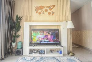 zara1881 muslim homestay@putrajaya في بوتراجايا: يوجد تلفزيون في غرفة المعيشة مع جهاز تلفاز