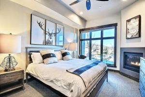 a bedroom with a large bed and a fireplace at Blackstone Beauty condo in Park City