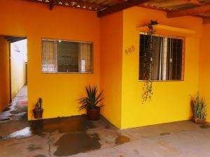 Gallery image of Casa amarela 02 jdm moema in Londrina