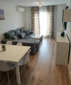 a living room with a couch and a table at Bonito apartamento en Baeza in Baeza