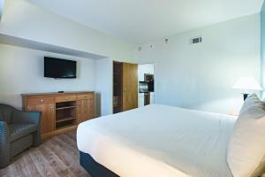 A bed or beds in a room at The Atrium Resort by VSA Resorts