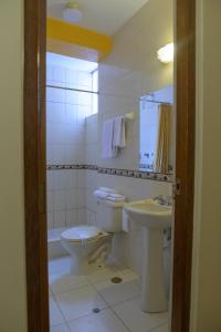 A bathroom at Hostel Sol Andina Inn