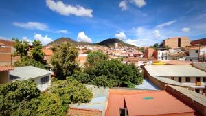 uitzicht op een stad met bergen op de achtergrond bij Home Away in Sucre