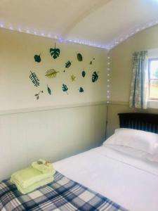 ein Schlafzimmer mit einem Bett und ein paar Aufkleber an der Wand in der Unterkunft The Shepherd's Rest in Oamaru