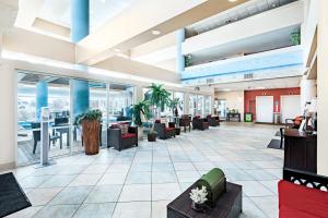 un hall d'un hôpital avec des tables et des chaises dans l'établissement Ocean Key Resort by VSA Resorts, à Virginia Beach