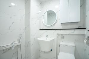 Un baño de Jeju Seomun Residence Hotel 22 fotos más