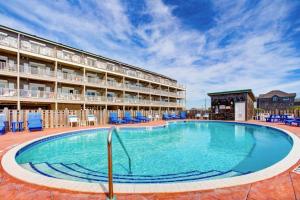 a large swimming pool in front of a hotel at Flip Flop Island in Hatteras