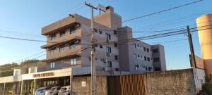 フォス・ド・イグアスにあるHotel Arterialの建物の前に車が駐車されている