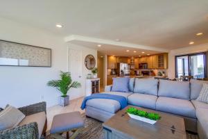 een woonkamer met een blauwe bank en een tafel bij Cohasset Getaway Unit #3 in San Diego