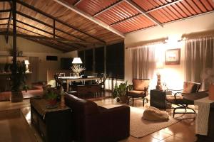 San PedroCasa Zu的一间带桌子和椅子的大客厅