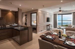 峴港的住宿－Luxury Apartment in Sheraton Building with Ocean View，厨房以及带桌椅的起居室。