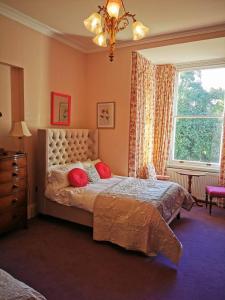 מיטה או מיטות בחדר ב-Severn Manor Country Estate
