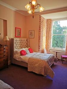 Un dormitorio con una cama grande y una ventana en Severn Manor Country Estate, en Astley