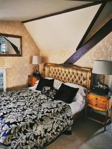Un dormitorio con una cama grande con un cabecero grande. en Severn Manor Country Estate, en Astley