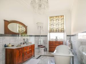 Un baño con bañera, inodoro y lavabo. en Severn Manor Country Estate, en Astley 36 fotos más
