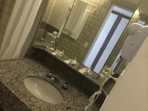 une salle de bains avec un lavabo et un miroir dans l'établissement Mc Golden Flats, à Récife