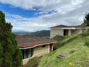 una casa en una colina con vistas en Mountain Retreat - A Hill Country Resort, en Ooty