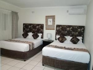 Una cama o camas en una habitación de Ecotel Midrand 22 fotos más