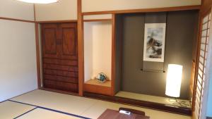 京都市にある金閣荘のドアとテーブルが備わる部屋