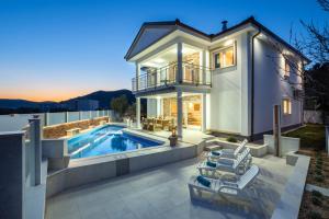 Bazén v ubytovaní Luxury Villa Ivana alebo v jeho blízkosti