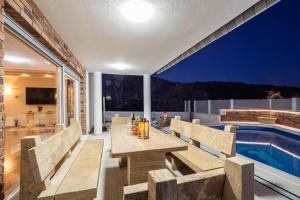 Bazén v ubytovaní Luxury Villa Ivana alebo v jeho blízkosti