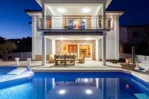 Bazén v ubytovaní Luxury Villa Ivana alebo v jeho blízkosti