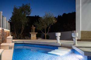 Bazén v ubytovaní Luxury Villa Ivana alebo v jeho blízkosti