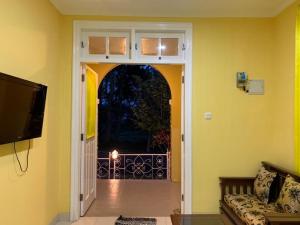a living room with a door leading to a balcony at Villa Kota Bunga 2 kamar harga budget in Tjiandjur