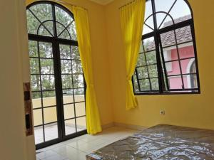 Tempat tidur dalam kamar di Villa Kota Bunga 2 kamar full wifi harga budget