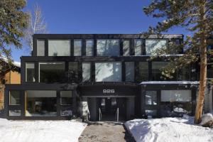 una casa negra con ventanas de cristal en Chateau Snow Unit 202, Renovated Condo with Great Natural Light, Excellent Location, en Aspen