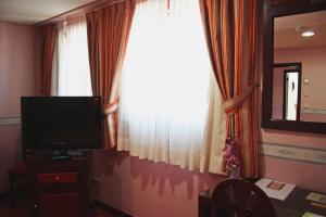 TV a/nebo společenská místnost v ubytování Hosteria Sara by gaiarooms