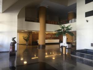 un hall avec une usine au milieu d'un bâtiment dans l'établissement Mc Golden Flats, à Récife