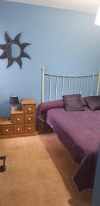 a bedroom with a bed and a table with a lamp at Apartamentos Atlanterra COSTA Y SOL in Zahara de los Atunes